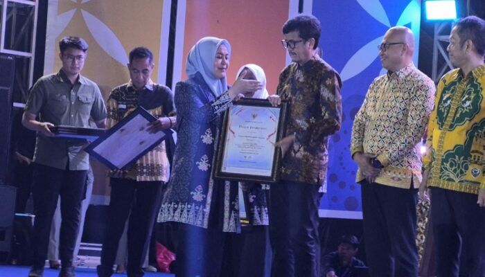 Sukses Genjot Koperasi Merah Putih Pemkab Pinrang Sabet Penghargaan di Harkop ke-79 Sulsel