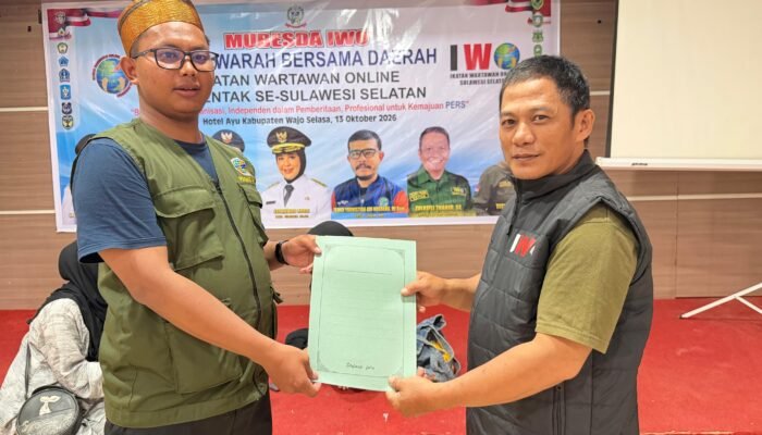 Siap Bikin Kejutan di Kota Sutera Sukri Mengambil Formulir Pendaptaran Calon Ketua PD IWO Pinrang ​