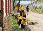 Kapolres Pangkep bersama personel laksanakan program Green Policing, bersihkan Masjid Al Ikhlas