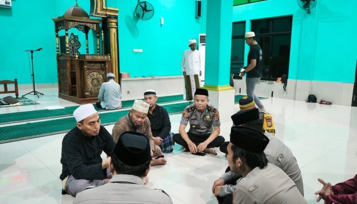 Kapolres Pangkep Laksanakan Shalat Isya Berjamaah, Perkuat Silaturahmi dan Wujudkan Polisi Religius Bersama Masyarakat