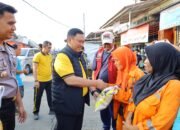 Wujudkan Polisi Bersama Masyarakat, Kapolda Sulsel Pimpin Aksi Bersih Lingkungan dan Berbagi di Pasar Daya