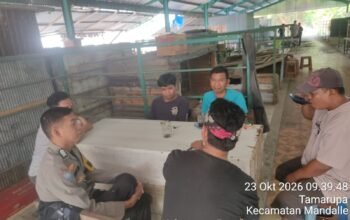 Bhabinkamtibmas Bripka Sukur Pantau Aktivitas Pasar Tradisional Mandalle, Imbau Warga Jaga Kamtibmas
