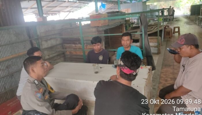 Bhabinkamtibmas Bripka Sukur Pantau Aktivitas Pasar Tradisional Mandalle, Imbau Warga Jaga Kamtibmas