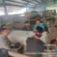 Bhabinkamtibmas Bripka Sukur Pantau Aktivitas Pasar Tradisional Mandalle, Imbau Warga Jaga Kamtibmas
