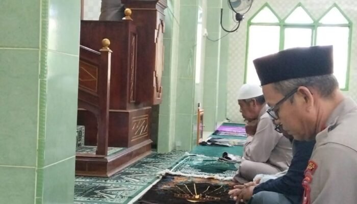 Kapolres Pangkep Safari Jumat di Masjid Darul Musafir, Sampaikan Pesan Kamtibmas dan Kepedulian Lingkungan