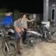 Sambang Warga Malam Hari, Bhabinkamtibmas Mandalle Sampaikan Himbauan Kamtibmas