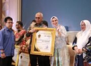 Bupati Barru Terima Penghargaan PWI Award, Tegaskan Sinergi Pemerintah dan Pers untuk Kemajuan Daerah