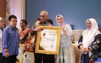 Bupati Barru Terima Penghargaan PWI Award, Tegaskan Sinergi Pemerintah dan Pers untuk Kemajuan Daerah