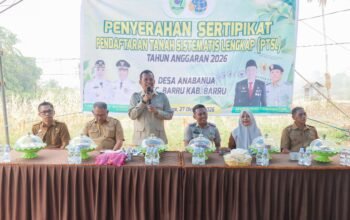 Sekda Barru Serahkan Sertifikat PTSL 2026, Perkuat Kepastian Hukum Kepemilikan Tanah Warga