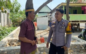 Sambangi Warga Desa Benteng, Bhabinkamtibmas Polsek Mandalle Ingatkan Bahaya Pencurian dan Kebakaran