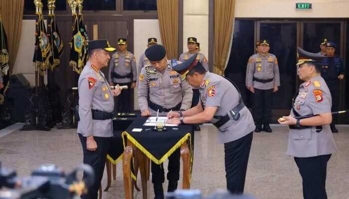 Kapolri Lantik Irjen Pol. Dr. M. Awal Chairuddin sebagai Kapolda Sulsel Gantikan Irjen Pol. Djuhandhani Rahardjo Puro
