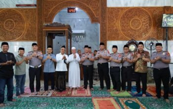 Polisi Bersama Masyarakat, Kapolda Sulsel Irjen Pol. Dr. M. Awal Chairuddin Laksanakan Safari Jumat di Masjid Nurul Iman Telkom Makassar