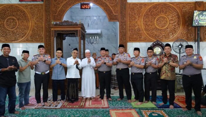 Polisi Bersama Masyarakat, Kapolda Sulsel Irjen Pol. Dr. M. Awal Chairuddin Laksanakan Safari Jumat di Masjid Nurul Iman Telkom Makassar